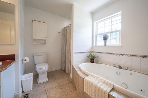 2990 50 Street, Salmon Arm, BC - Indoor Photo Showing Bathroom