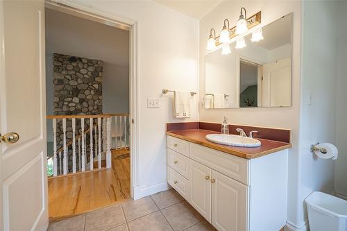 2990 50 Street, Salmon Arm, BC - Indoor Photo Showing Bathroom