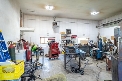 2990 50 Street, Salmon Arm, BC - Indoor Photo Showing Garage