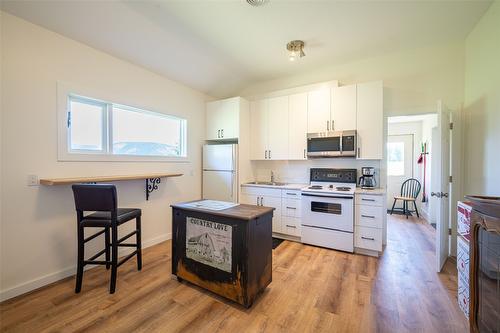 2990 50 Street, Salmon Arm, BC - Indoor Photo Showing Kitchen