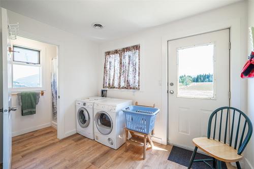 2990 50 Street, Salmon Arm, BC - Indoor Photo Showing Laundry Room