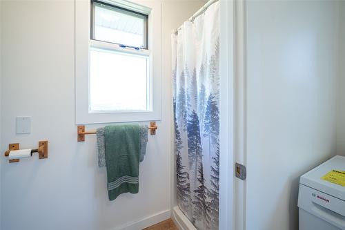 2990 50 Street, Salmon Arm, BC - Indoor Photo Showing Bathroom