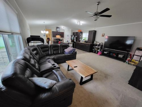 424 Bickford Drive, Elkford, BC - Indoor Photo Showing Living Room