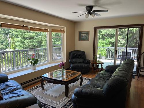 1630 Carol Street, Kaslo, BC - Indoor Photo Showing Living Room