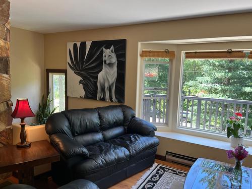 1630 Carol Street, Kaslo, BC - Indoor Photo Showing Living Room