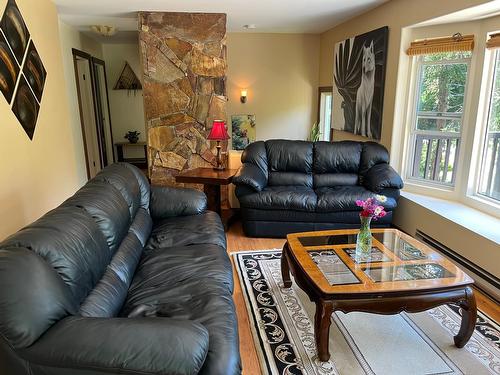 1630 Carol Street, Kaslo, BC - Indoor Photo Showing Living Room