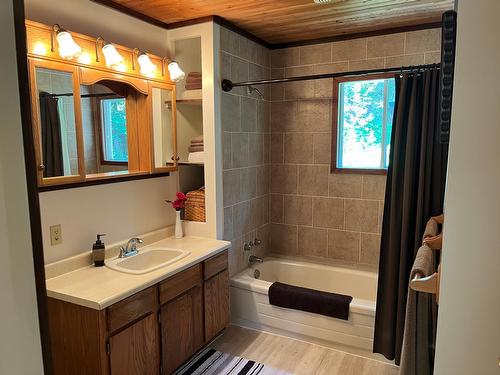 1630 Carol Street, Kaslo, BC - Indoor Photo Showing Bathroom