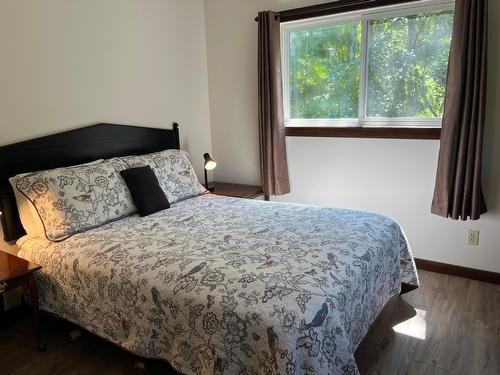 1630 Carol Street, Kaslo, BC - Indoor Photo Showing Bedroom