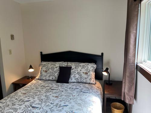 1630 Carol Street, Kaslo, BC - Indoor Photo Showing Bedroom