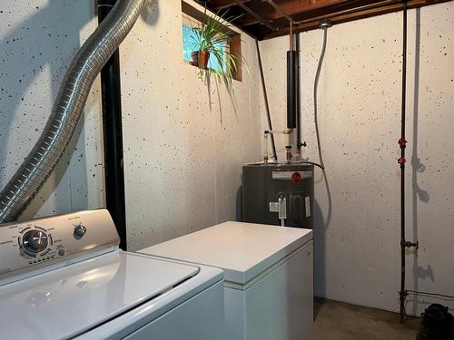 1630 Carol Street, Kaslo, BC - Indoor Photo Showing Laundry Room