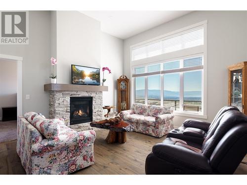 1525 Tower Ranch Drive, Kelowna, BC - Indoor Photo Showing Living Room With Fireplace