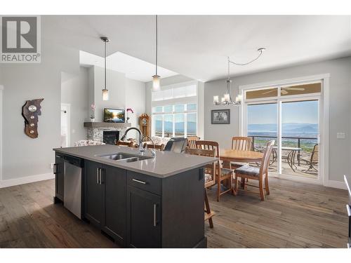 1525 Tower Ranch Drive, Kelowna, BC - Indoor Photo Showing Kitchen With Double Sink With Upgraded Kitchen