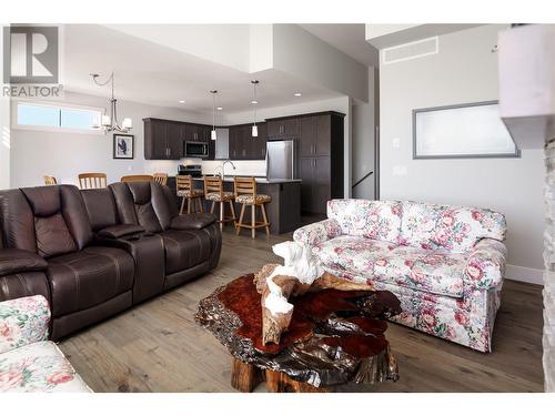 1525 Tower Ranch Drive, Kelowna, BC - Indoor Photo Showing Living Room