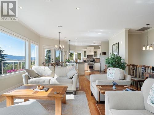 996 Galiano Road, Vernon, BC - Indoor Photo Showing Living Room