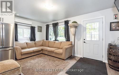 44485 Brandon Road, Huron East, ON - Indoor Photo Showing Living Room