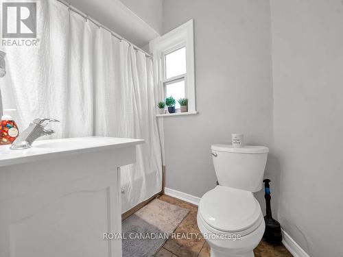 1083 Cannon Street E, Hamilton (Crown Point), ON - Indoor Photo Showing Bathroom