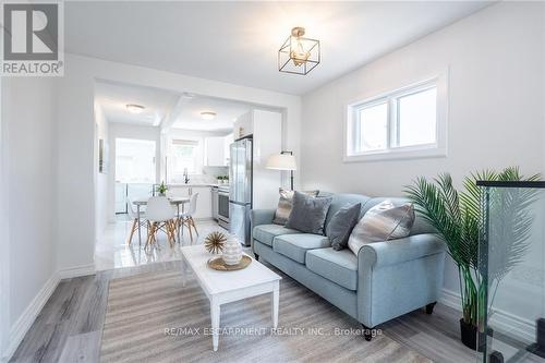 56 Cambridge Avenue, Hamilton (Crown Point), ON - Indoor Photo Showing Living Room