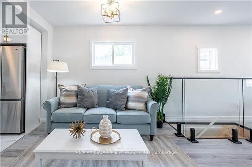 56 Cambridge Avenue, Hamilton (Crown Point), ON - Indoor Photo Showing Living Room