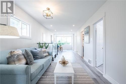 56 Cambridge Avenue, Hamilton, ON - Indoor Photo Showing Living Room