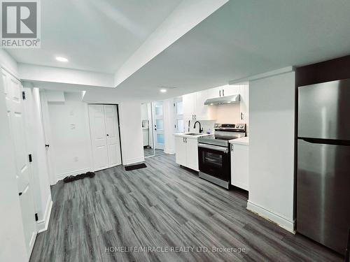 24 Fairview Court, London, ON - Indoor Photo Showing Kitchen