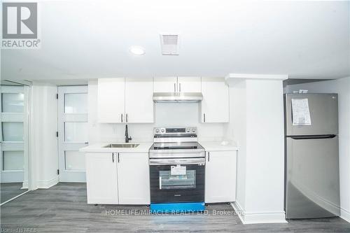 24 Fairview Court, London, ON - Indoor Photo Showing Kitchen