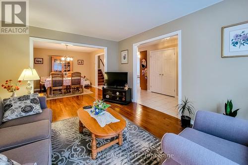 31 Foxmeadow Drive, Hamilton (Stoney Creek), ON - Indoor Photo Showing Living Room