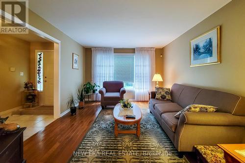 31 Foxmeadow Drive, Hamilton (Stoney Creek), ON - Indoor Photo Showing Living Room