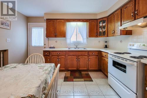 31 Foxmeadow Drive, Hamilton (Stoney Creek), ON - Indoor Photo Showing Kitchen With Double Sink