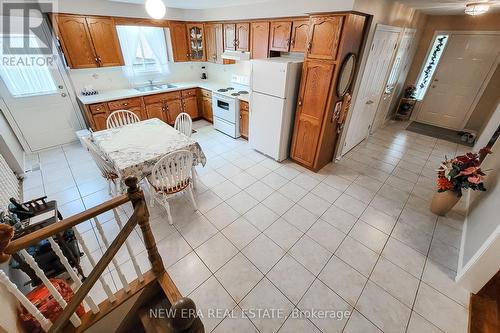 31 Foxmeadow Drive, Hamilton (Stoney Creek), ON - Indoor Photo Showing Kitchen With Double Sink