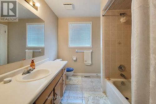 31 Foxmeadow Drive, Hamilton (Stoney Creek), ON - Indoor Photo Showing Bathroom