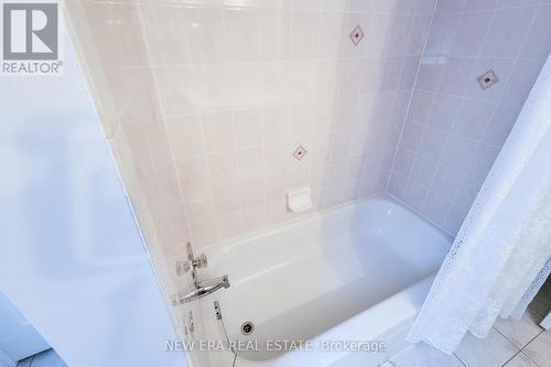 31 Foxmeadow Drive, Hamilton (Stoney Creek), ON - Indoor Photo Showing Bathroom