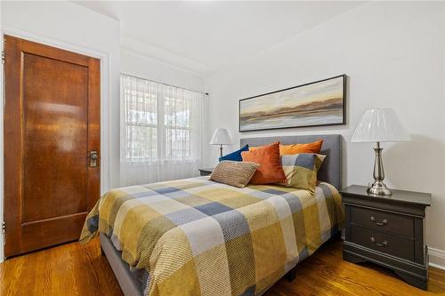 24 Thorndale Street N, Hamilton, ON - Indoor Photo Showing Bedroom