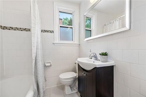 24 Thorndale Street N, Hamilton, ON - Indoor Photo Showing Bathroom