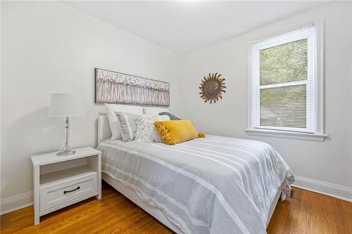 24 Thorndale Street N, Hamilton, ON - Indoor Photo Showing Bedroom