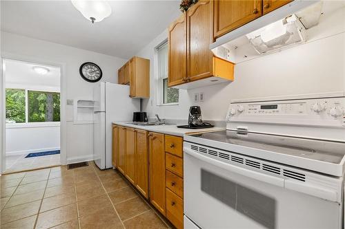 24 Thorndale Street N, Hamilton, ON - Indoor Photo Showing Kitchen