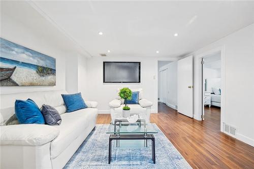 24 Thorndale Street N, Hamilton, ON - Indoor Photo Showing Living Room