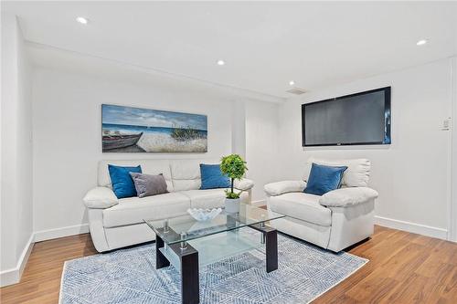 24 Thorndale Street N, Hamilton, ON - Indoor Photo Showing Living Room