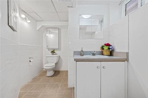 24 Thorndale Street N, Hamilton, ON - Indoor Photo Showing Bathroom