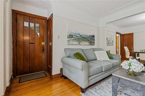 24 Thorndale Street N, Hamilton, ON - Indoor Photo Showing Living Room