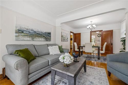 24 Thorndale Street N, Hamilton, ON - Indoor Photo Showing Living Room