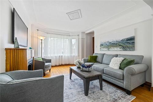 24 Thorndale Street N, Hamilton, ON - Indoor Photo Showing Living Room