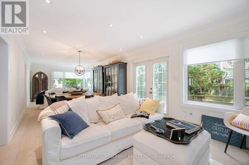 38 John Street S, Mississauga, ON - Indoor Photo Showing Living Room