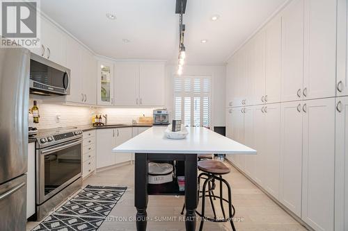 38 John Street S, Mississauga, ON - Indoor Photo Showing Kitchen