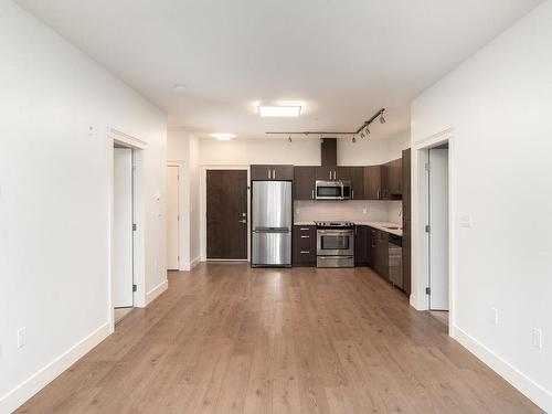 405-1900 Watkiss Way, View Royal, BC - Indoor Photo Showing Kitchen