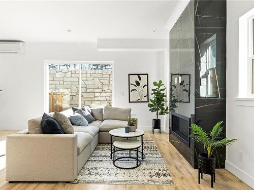 1315 Sandstone Lane, Langford, BC - Indoor Photo Showing Living Room