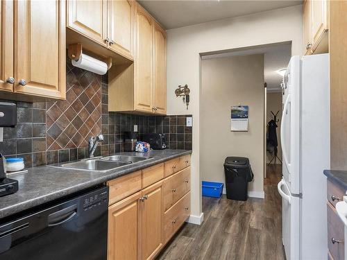 101-585 Dogwood St South, Campbell River, BC - Indoor Photo Showing Kitchen With Double Sink