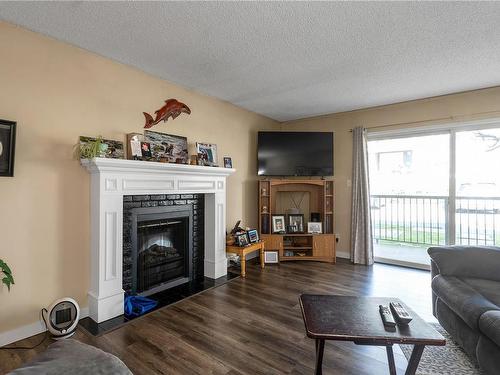 101-585 Dogwood St South, Campbell River, BC - Indoor Photo Showing Living Room With Fireplace