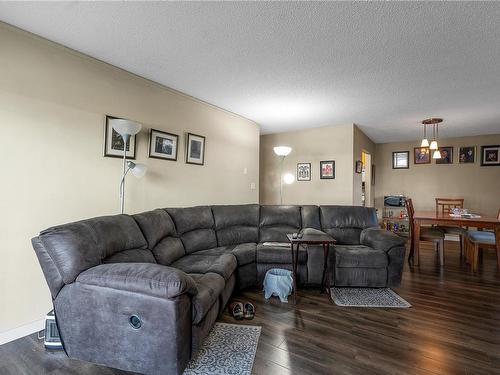 101-585 Dogwood St South, Campbell River, BC - Indoor Photo Showing Living Room