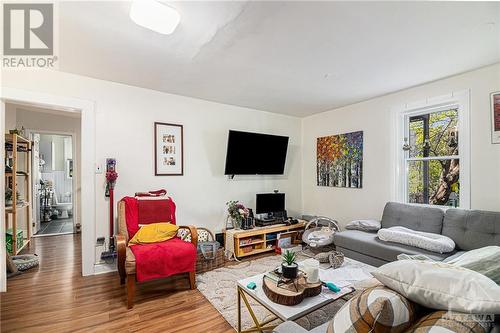 48 Louisa Street, Ottawa, ON - Indoor Photo Showing Living Room