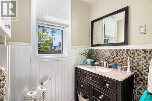 48 Louisa Street, Ottawa, ON - Indoor Photo Showing Bathroom